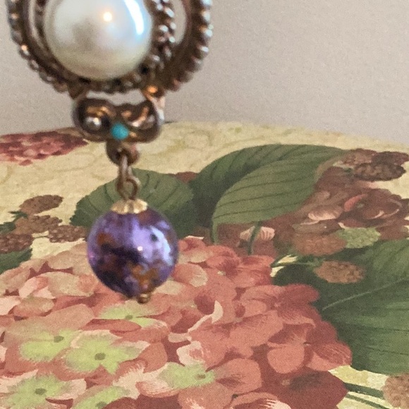 VINTAGE Gorgeous Faux Goldtonepearl & purple Cabushon Drop post pierced earrings - Picture 6 of 8